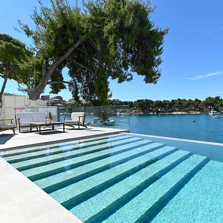 فيلة Livingstone House *